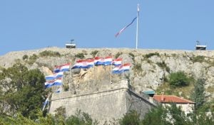 04.08.2015., Knin - Hrvatske zastava krase mnoge balkone i ulice uoci proslave Dana pobjede i domovinske zahvalnosti, Dan hrvatskih branitelja i 20. obljetnice Vojno redarstvene akcije Oluja. Photo: Hrvoje Jelavic/PIXSELL