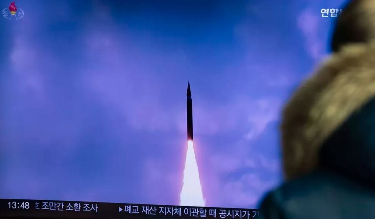 Osoba u Seulu prati televizijske vijesti o lansiranju balističkog projektila Sjeverne Koreje prema Istočnom moru, 6. siječnja 2025.