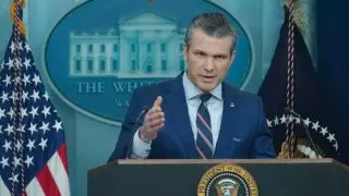Pete Hegseth govori na konferenciji za novinare u Bijeloj kući nakon sudara zrakoplova i vojnog helikoptera u Washingtonu.