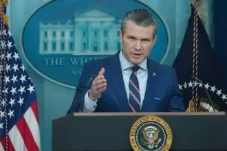 Pete Hegseth govori na konferenciji za novinare u Bijeloj kući nakon sudara zrakoplova i vojnog helikoptera u Washingtonu.