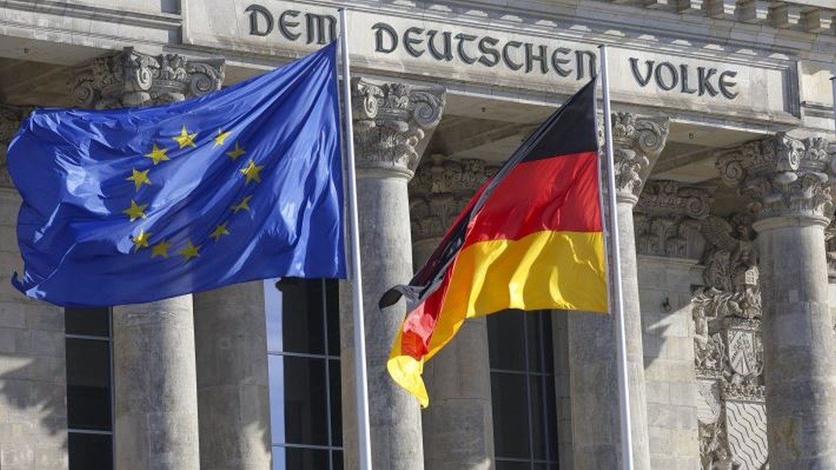 Europska i njemačka zastava ispred zgrade Reichstaga u Berlinu dan uoči prijevremenih saveznih izbora, 22. veljače 2025.