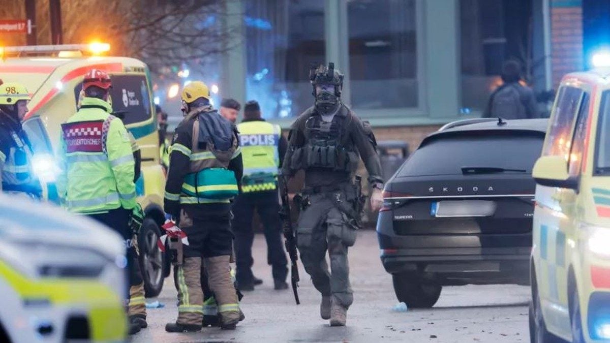 Hitne službe na mjestu pucnjave u školi Risbergska u Örebru u Švedskoj, gdje je ranjeno pet osoba