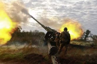 Ukrajinski vojnici ispaljuju granatu iz zarobljenog ruskog haubičkog topa Msta-B na bojištu kod Kupjanska, 6. listopada 2022.