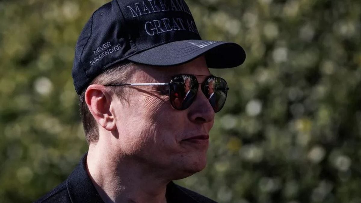 Elon Musk sluša govor Donalda Trumpa ispred Teslinih vozila u Bijeloj kući, 11. ožujka 2025.