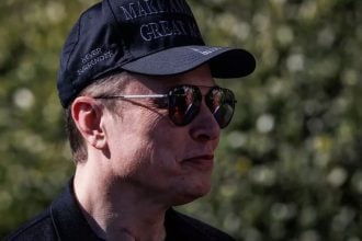 Elon Musk sluša govor Donalda Trumpa ispred Teslinih vozila u Bijeloj kući, 11. ožujka 2025.