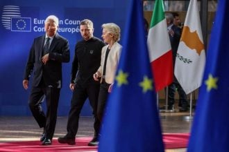 (Slijeva nadesno) Predsjednik Europskog vijeća Antonio Costa, predsjednik Ukrajine Volodimir Zelenski i predsjednica Europske komisije Ursula von der Leyen dolaze na izvanredni sastanak Europskog vijeća u Bruxellesu, 6. ožujka 2025., radi rasprave o potpori Ukrajini i jačanju europske obrane.