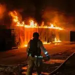 Spasioci uklanjaju ruševine nakon napada dronom u Harkivu, 23. travnja 2025., tijekom ruske invazije na Ukrajinu.