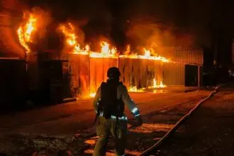 Spasioci uklanjaju ruševine nakon napada dronom u Harkivu, 23. travnja 2025., tijekom ruske invazije na Ukrajinu.