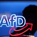 Logo stranke AfD na skupu u Halleu tijekom početka izborne kampanje 2025. godine.