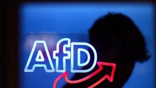 Logo stranke AfD na skupu u Halleu tijekom početka izborne kampanje 2025. godine.