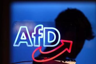 Logo stranke AfD na skupu u Halleu tijekom početka izborne kampanje 2025. godine.