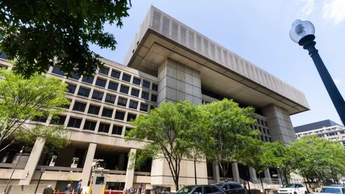 Zaštitna mreža na krovu oronule zgrade sjedišta FBI-a u Washingtonu, 16. svibnja 2025.