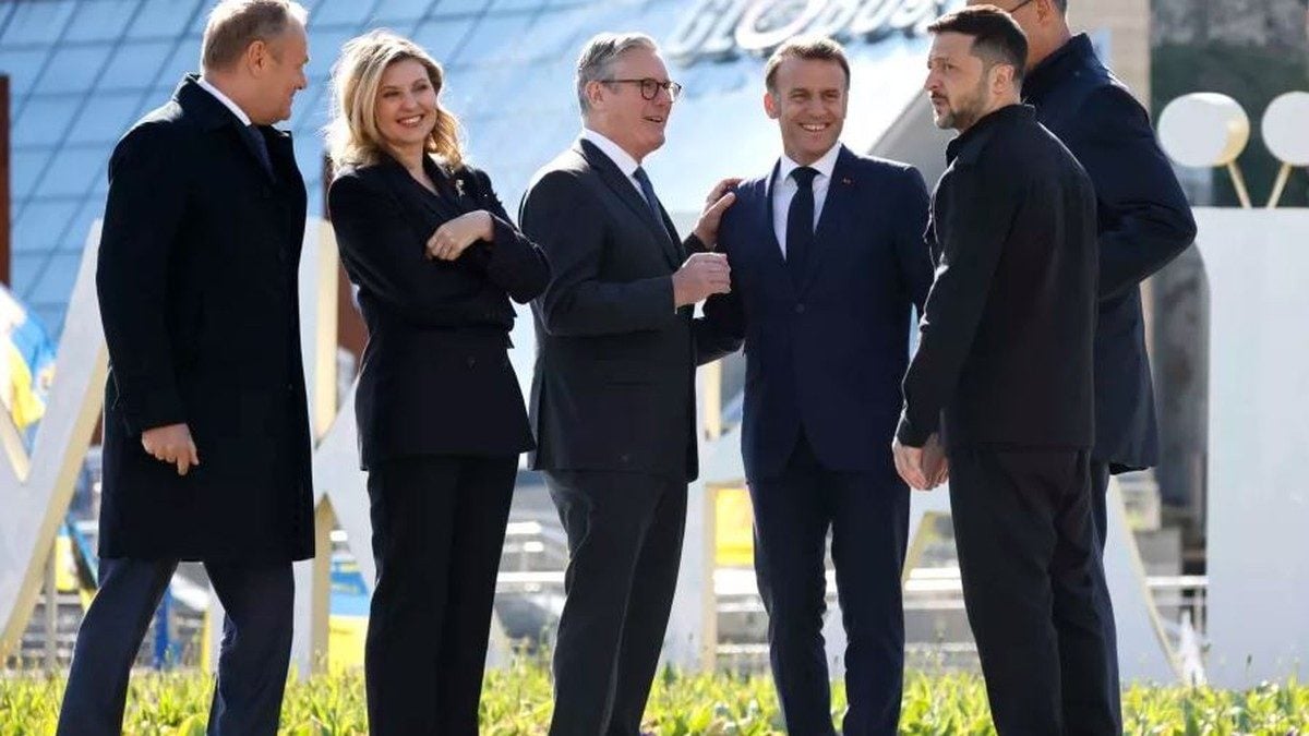 Poljski premijer Donald Tusk, Olena Zelenska, britanski premijer Keir Starmer, francuski predsjednik Emmanuel Macron, ukrajinski predsjednik Volodimir Zelenskij i njemački kancelar Friedrich Merz na Trgu neovisnosti u Kijevu, 10. svibnja 2025.