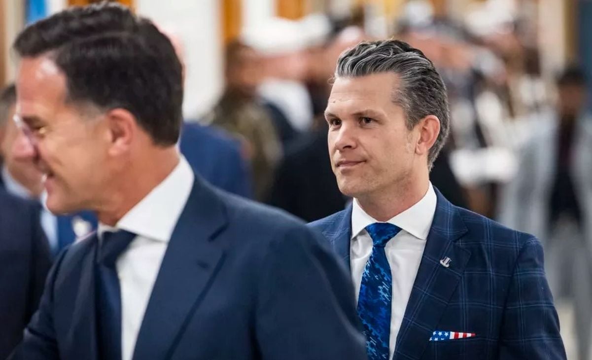 Pete Hegseth dočekuje Marka Ruttea u Pentagonu tijekom sastanka u Arlingtonu 24. travnja 2025.