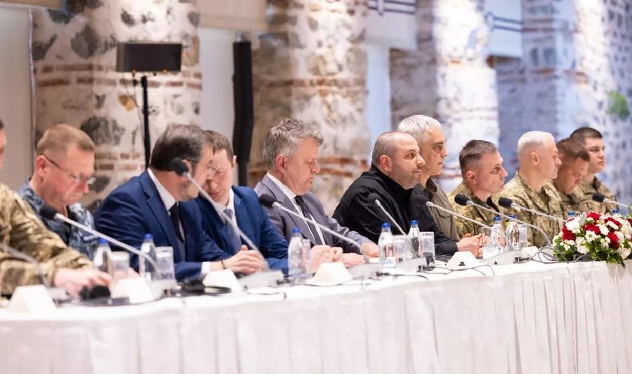 Članovi ukrajinskog i ruskog izaslanstva na sastanku s turskim ministrom vanjskih poslova Hakan Fidan u Uredu predsjednika u Istanbul tijekom mirovnih pregovora, uz prisutnost američkog državnog tajnika Marco Rubio, 16. svibnja 2025.