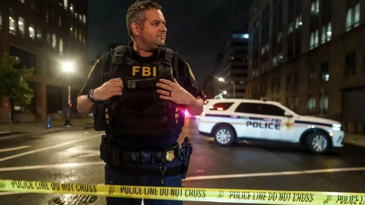Agent FBI-a ispred mjesta napada u blizini Židovskog muzeja u Washingtonu, gdje su 22. svibnja 2025. ubijena dva djelatnika izraelskog veleposlanstva.
