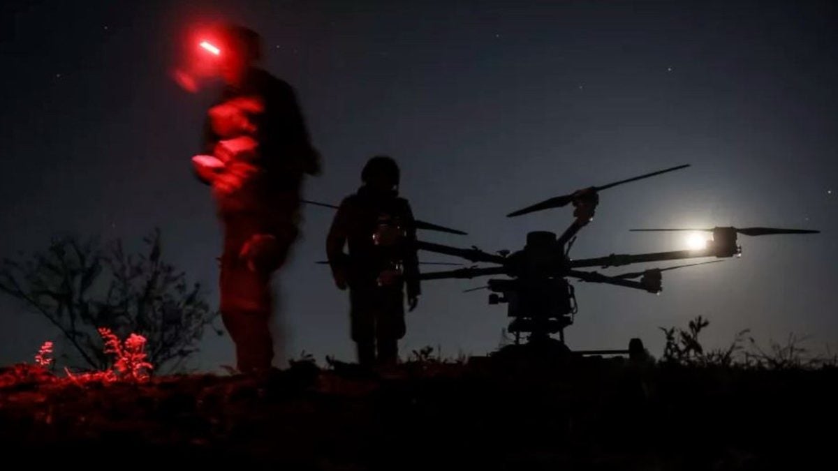 Ukrajinski vojnici iz 24. mehanizirane brigade upravljaju dronom 'Kazhan' za dostavu i borbene zadatke u blizini Časiv Jara, Donjecka oblast, 15. svibnja 2025.