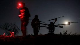 Ukrajinski vojnici iz 24. mehanizirane brigade upravljaju dronom 'Kazhan' za dostavu i borbene zadatke u blizini Časiv Jara, Donjecka oblast, 15. svibnja 2025.