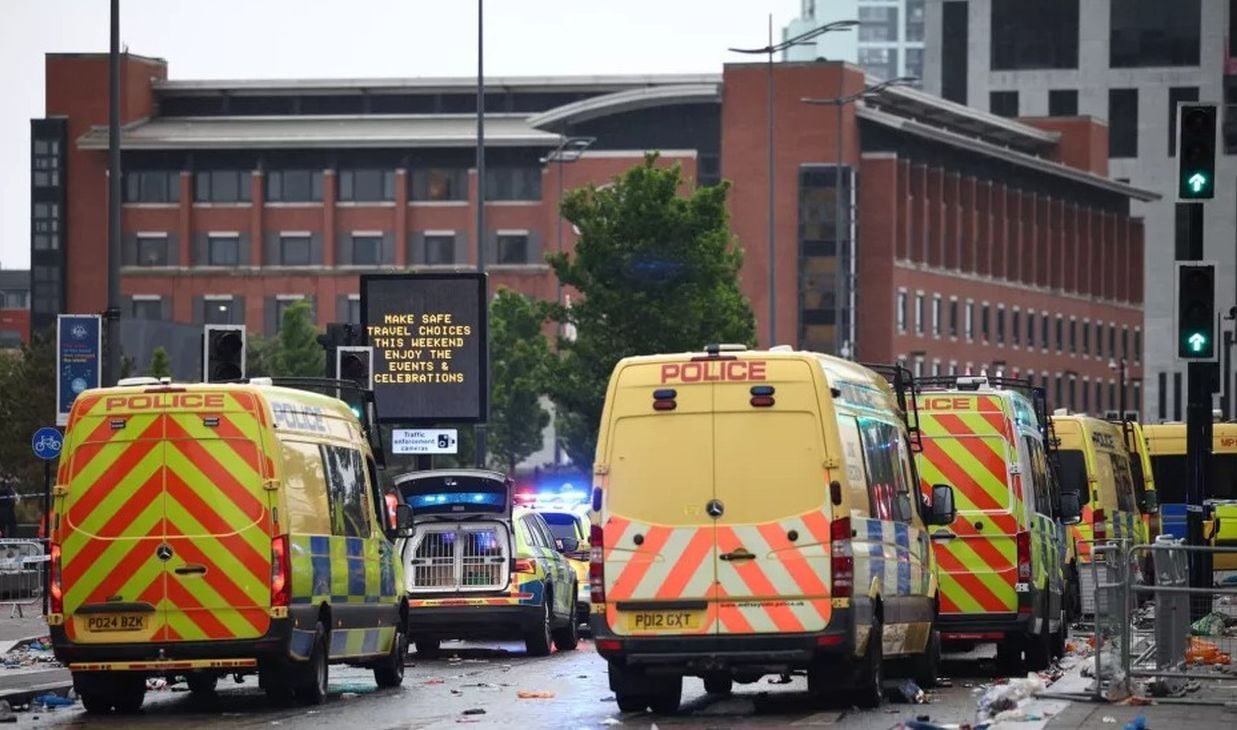 Policijska vozila na mjestu incidenta gdje se automobil sudario s navijačima Liverpoola tijekom pobjedničke parade, Liverpool, 26. svibnja 2025.
