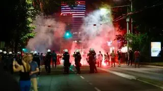 Žandarmerija u Beogradu 28. lipnja 2025. stoji između prosvjednika i studenata, tijekom večernje intervencije policije nakon mirnog prosvjeda Vidimo se na Vidovdan.