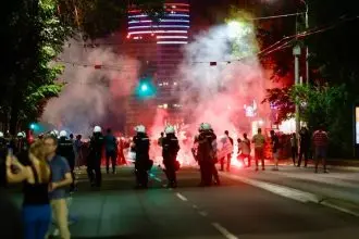 Žandarmerija u Beogradu 28. lipnja 2025. stoji između prosvjednika i studenata, tijekom večernje intervencije policije nakon mirnog prosvjeda Vidimo se na Vidovdan.