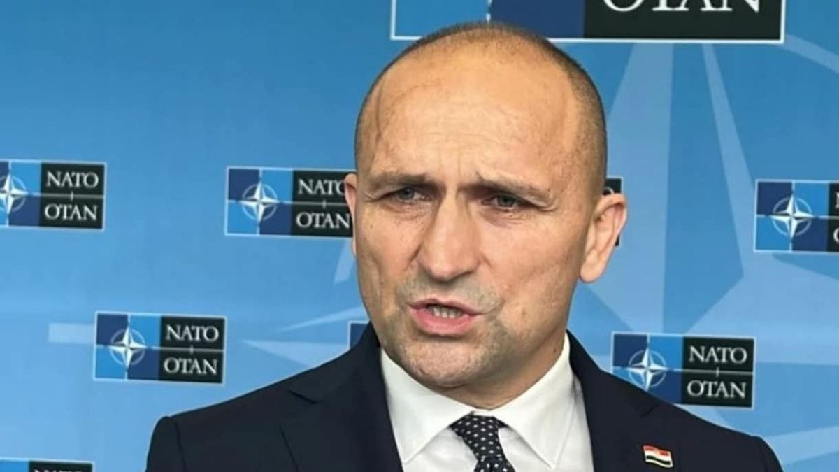 Ivan Anušić daje izjavu za medije ispred NATO pozadine tijekom samita u Den Haagu, 2025. godine.