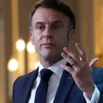 Francuski predsjednik Emmanuel Macron drži govor francuskim veleposlanicima u Elizejskoj palači u Parizu, 6. siječnja 2025.