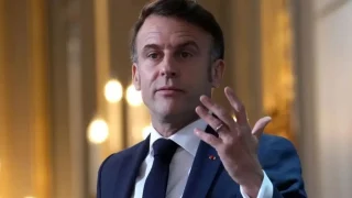 Francuski predsjednik Emmanuel Macron drži govor francuskim veleposlanicima u Elizejskoj palači u Parizu, 6. siječnja 2025.
