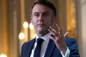 Francuski predsjednik Emmanuel Macron drži govor francuskim veleposlanicima u Elizejskoj palači u Parizu, 6. siječnja 2025.