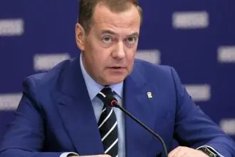 Dmitrij Medvedev govori na konferenciji kao potpredsjednik Vijeća sigurnosti Ruske Federacije, veljača 2023.