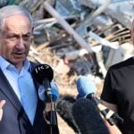 Premijer Izraela Benjamin Netanyahu i predsjednik Weizmannova instituta Alon Chen daju izjavu za medije ispred instituta pogođenog iranskim projektilima u Rehovotu, 20. lipnja 2025.