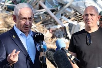 Premijer Izraela Benjamin Netanyahu i predsjednik Weizmannova instituta Alon Chen daju izjavu za medije ispred instituta pogođenog iranskim projektilima u Rehovotu, 20. lipnja 2025.