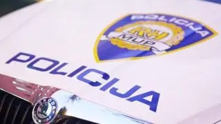 Policijsko vozilo Republike Hrvatske s logotipom MUP-a i oznakom "POLICIJA" na haubi