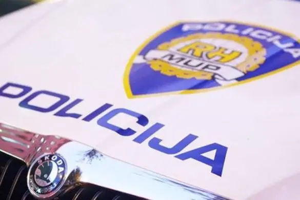 Policijsko vozilo Republike Hrvatske s logotipom MUP-a i oznakom "POLICIJA" na haubi