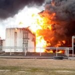 Eksplozija i gusti dim iznad ruskog skladišta nafte nakon ukrajinskog napada dronom.