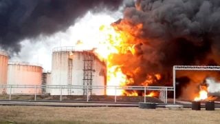 Eksplozija i gusti dim iznad ruskog skladišta nafte nakon ukrajinskog napada dronom.
