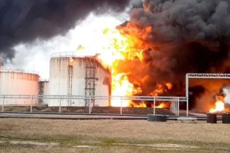 Eksplozija i gusti dim iznad ruskog skladišta nafte nakon ukrajinskog napada dronom.
