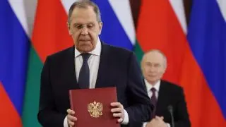 Sergej Lavrov na potpisivanju sporazuma u Kremlju nakon sastanka Vladimira Putina i sultana Omana Haithama bin Tarika, Moskva, 22. travnja 2025.