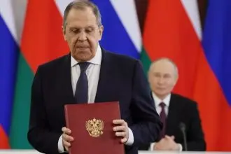 Sergej Lavrov na potpisivanju sporazuma u Kremlju nakon sastanka Vladimira Putina i sultana Omana Haithama bin Tarika, Moskva, 22. travnja 2025.