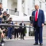 Predsjednik SAD-a Donald Trump govori medijima prije odlaska na G7 summit u Kanadi, Washington, 15. lipnja 2025.