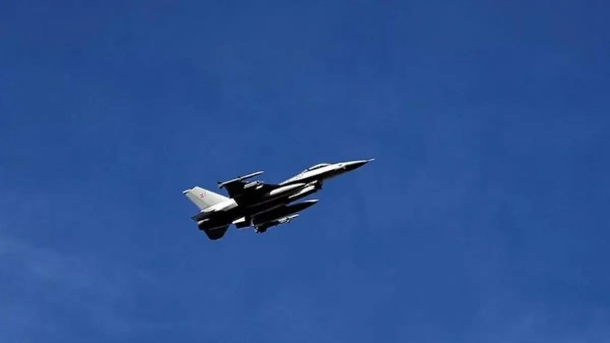 Ukrajinski borbeni zrakoplov F-16 u letu iznad bojišnice