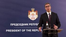 Aleksandar Vučić govori na konferenciji za medije kao predsjednik Republike Srbije, ispred službenog državnog grba