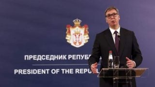 Aleksandar Vučić govori na konferenciji za medije kao predsjednik Republike Srbije, ispred službenog državnog grba