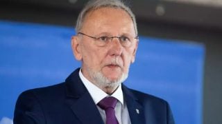 Davor Božinović daje izjavu novinarima ispred zgrade Vlade RH u Zagrebu, 3. srpnja 2025.