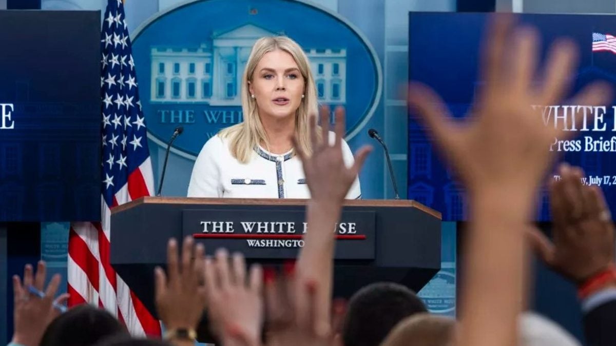 Karoline Leavitt, tajnica za medije Bijele kuće, 17. srpnja 2025. odgovara na pitanja novinara u prostoriji za brifinge Bijele kuće u Washingtonu, govoreći o stajalištu Trumpove administracije u vezi s istragom o Jeffreyju Epsteinu.