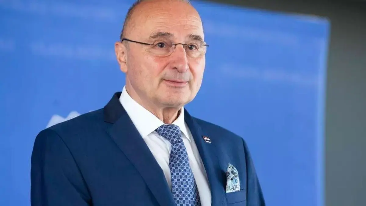 Gordan Grlić Radman daje izjavu ispred zgrade Vlade RH u Zagrebu, 3. srpnja 2025.