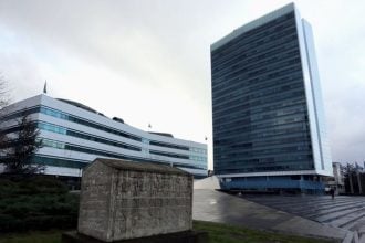 Kompleks Parlamentarne skupštine BiH u Sarajevu s Domom naroda lijevo i Zastupničkim domom desno.