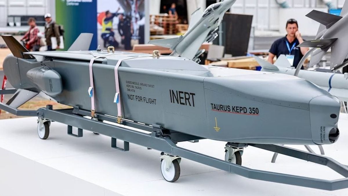 Krstareći projektil Taurus KEPD-350 izložen na štandu obrambene tvrtke MBDA tijekom sajma ILA Berlin Air Show 2024 u Schoenefeldu pokraj Berlina.