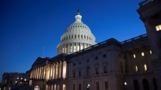 Zgrada američkog Kongresa u Washingtonu snimljena u sumrak, osvijetljena iznutra i izvana, simbol američke zakonodavne vlasti.