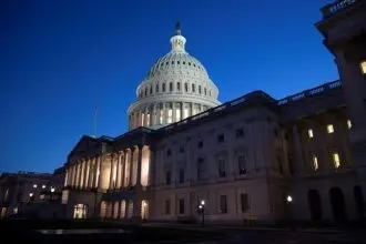 Zgrada američkog Kongresa u Washingtonu snimljena u sumrak, osvijetljena iznutra i izvana, simbol američke zakonodavne vlasti.